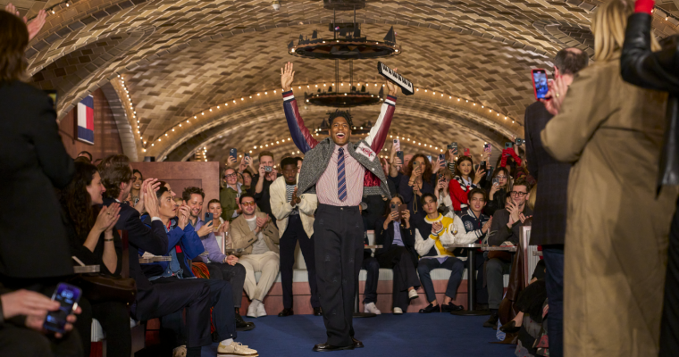 TOMMY HILFIGER CELEBRA UN PERFECTO «MOMENTO NEOYORQUINO» PARA EL DESFILE OTOÑO-INVIERNO ’24.