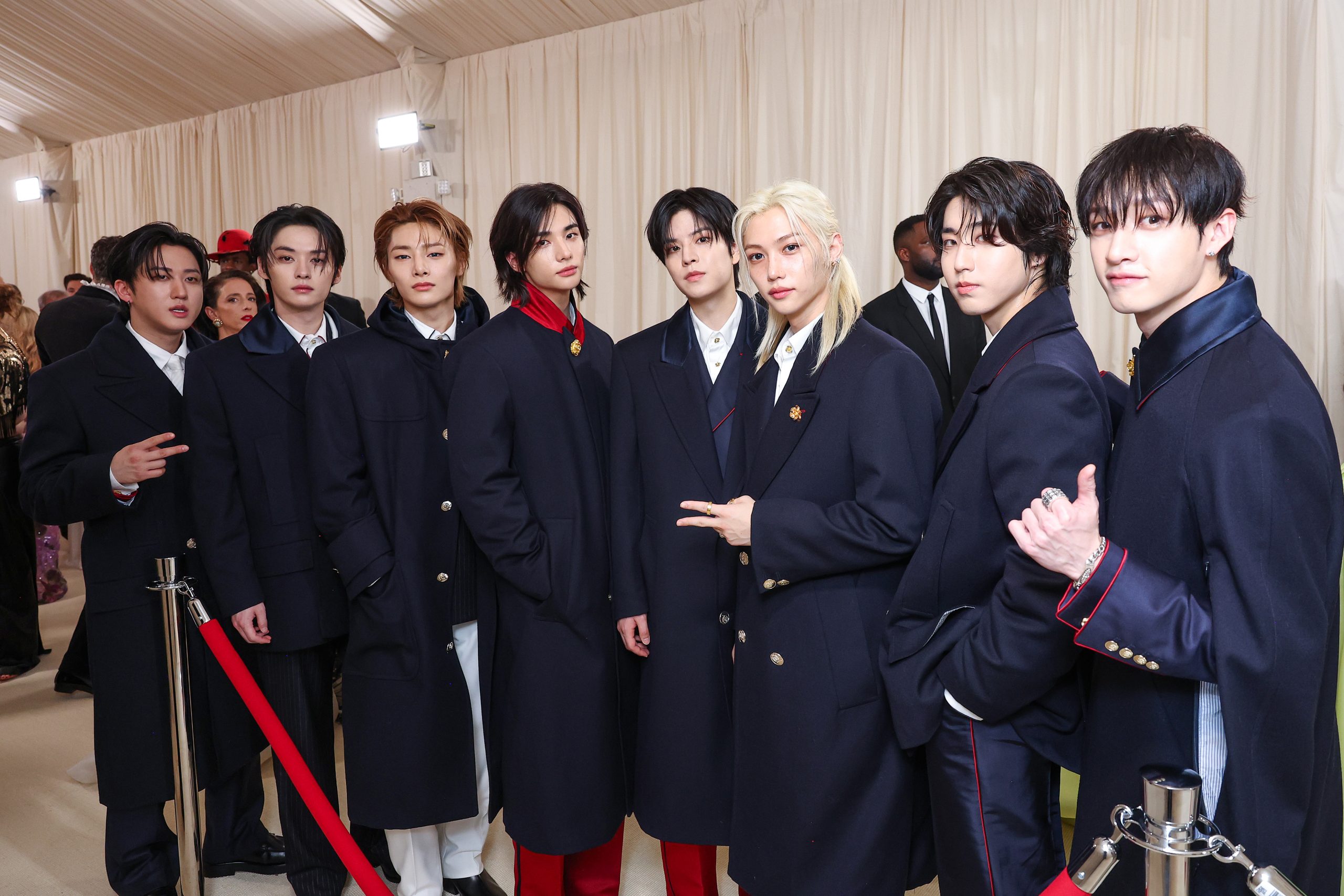 LA SENSACIÓN DEL K-POP STRAY KIDS Y LA ACTRIZ MADELYN CLINE SE UNEN A TOMMY Y DEE HILFIGER EN LA MET GALA 2024.