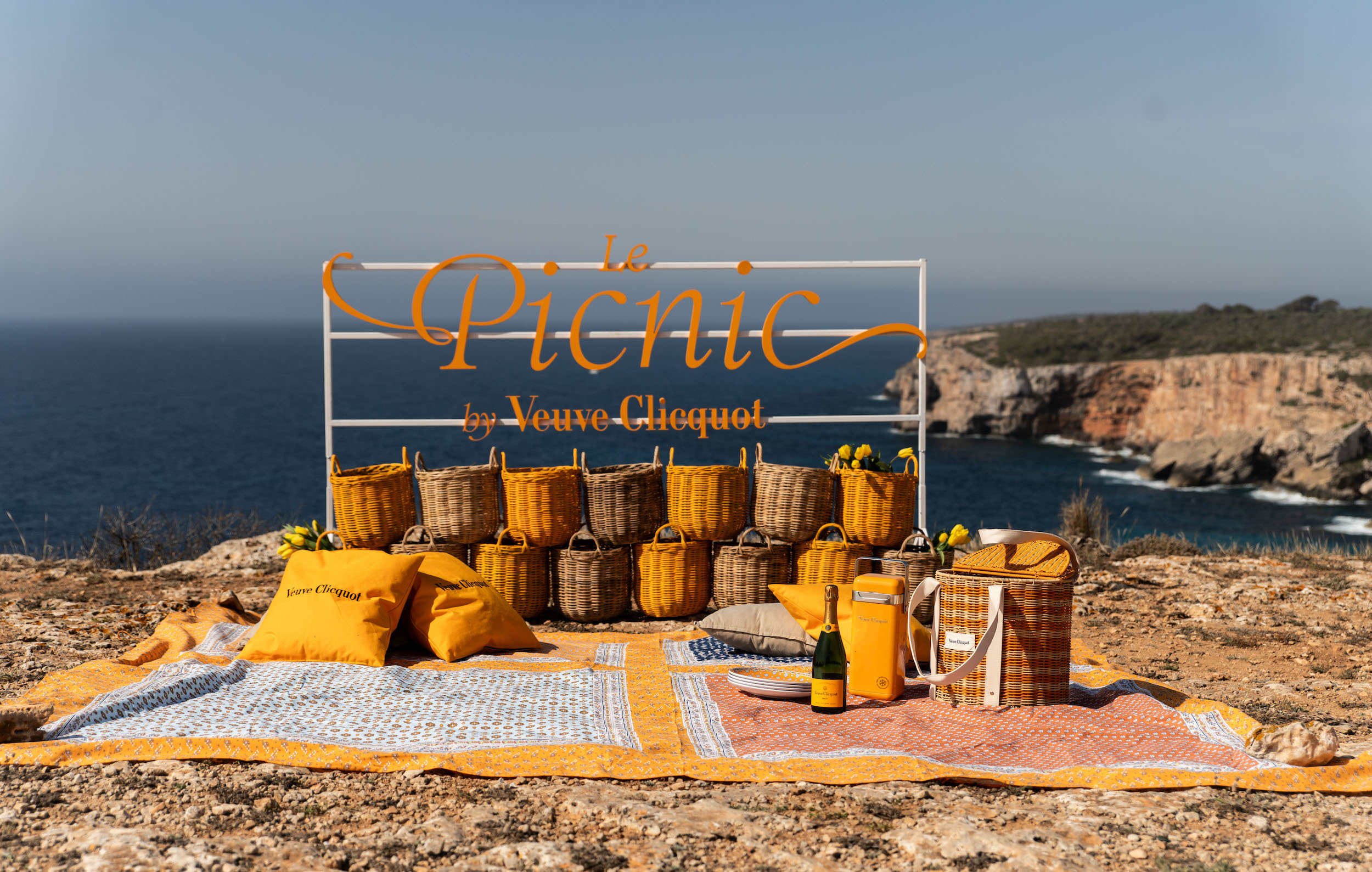 VEUVE CLICQUOT REINVENTA EL ARTE DEL PICNIC EN LOCALIZACIONES IDÍLICAS CERCA DEL MAR.