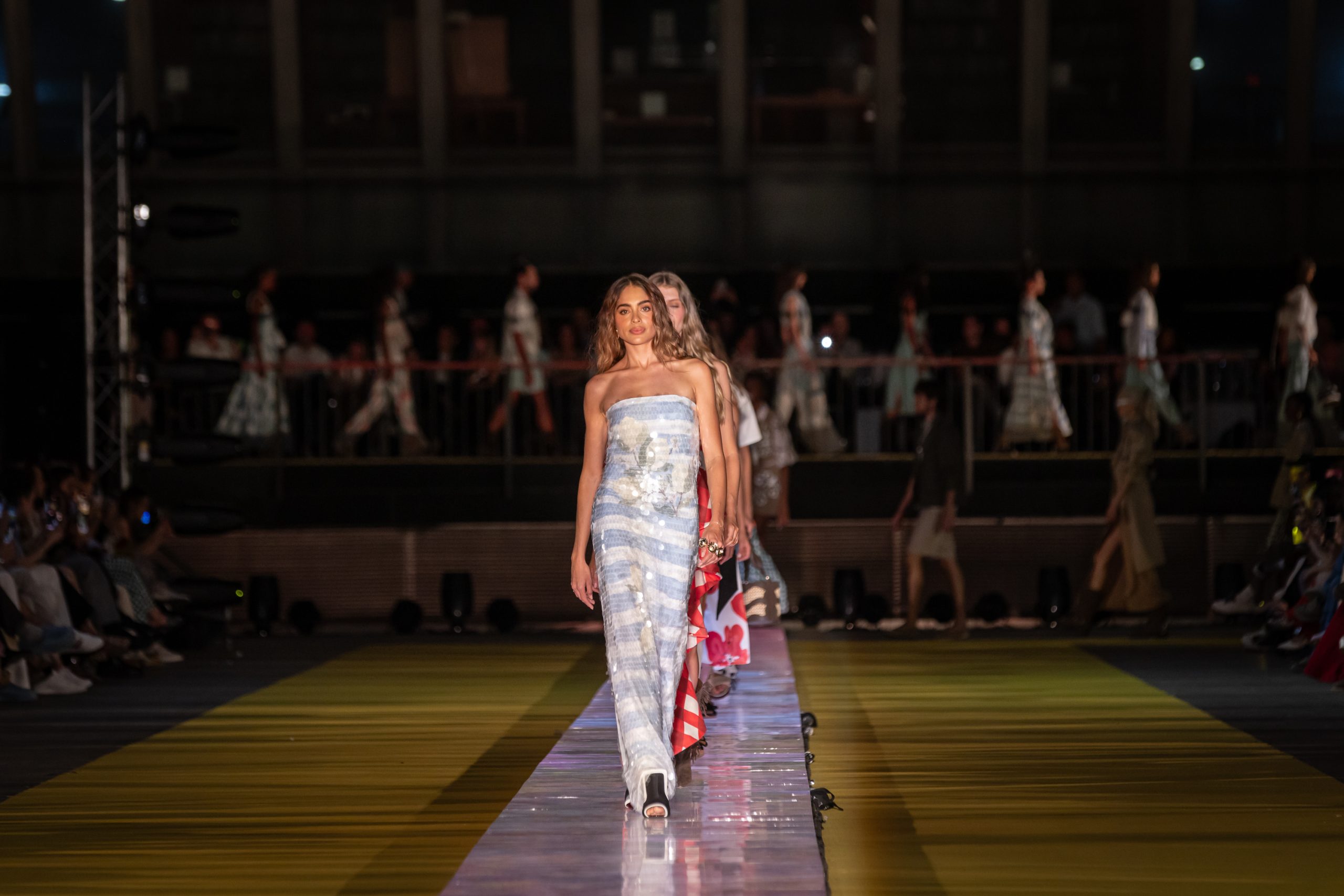 La colección Turista marcó el esperado regreso de Leal Daccarett al escenario de Colombiamoda.