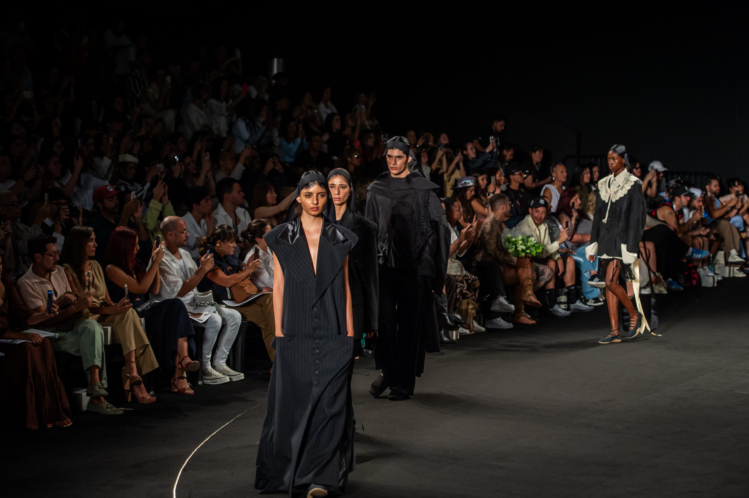 La firma colombiana La Petite Mort, liderada por Jonathan Cortéz y Andrés Durán, abrió oficialmente Colombiamoda 2025.