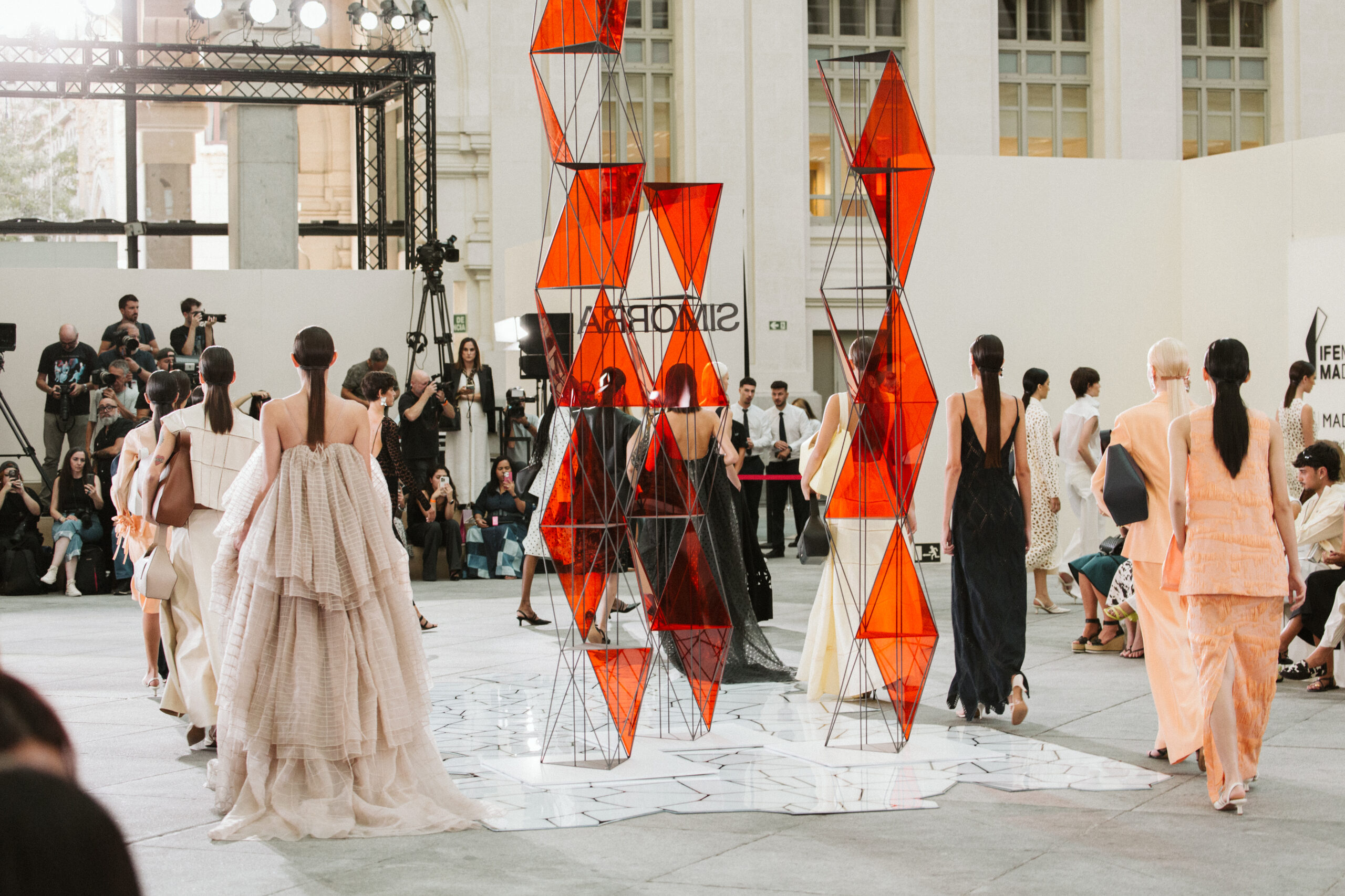 La belleza matemática del mundo inspira Fractal, la nueva creación de SIMORRA.