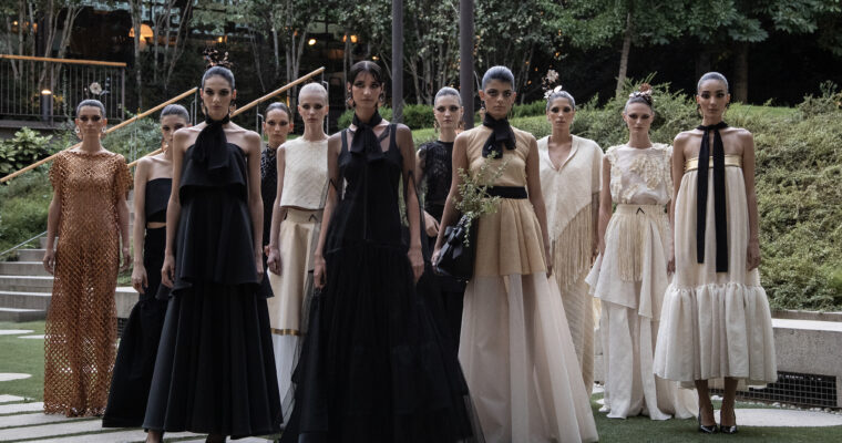 Pilar Dalbat rinde homenaje al acerbo más puro de Granada, la Zambra, queenraizada en el folclore local como uno de los palos más emblemáticos delflamenco, aparece reinterpretada desde el universo contemporáneo de la diseñadora.