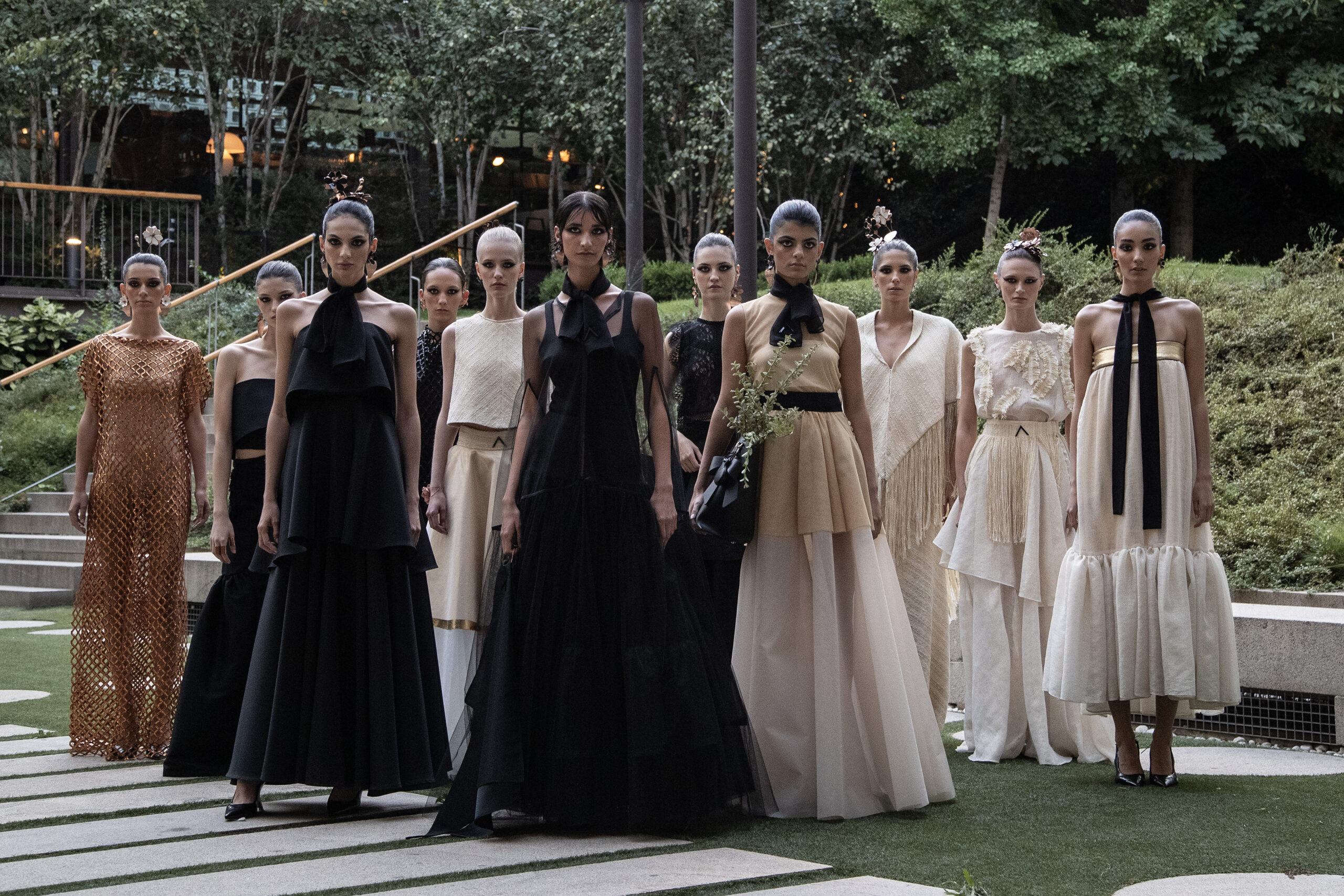 Pilar Dalbat rinde homenaje al acerbo más puro de Granada, la Zambra, queenraizada en el folclore local como uno de los palos más emblemáticos delflamenco, aparece reinterpretada desde el universo contemporáneo de la diseñadora.