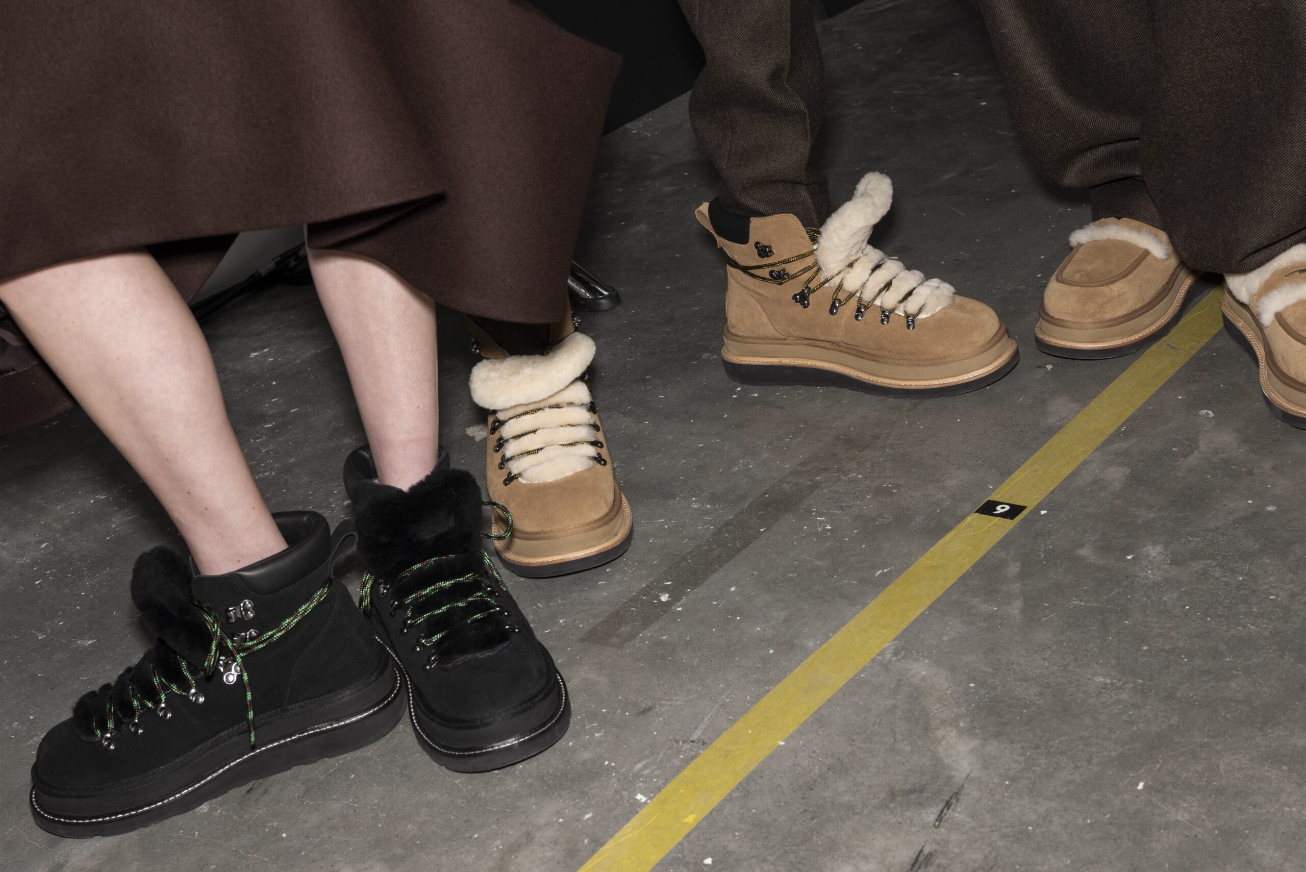 UGG® Y SACAI PRESENTAN SU NUEVA COLECCIÓN DE MOCASINES Y BOTAS PARA EL O/I 2025.