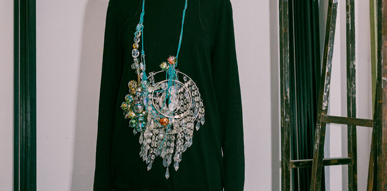 Simon Cracker propone desacelerar la moda en la Milano Fashion Week.