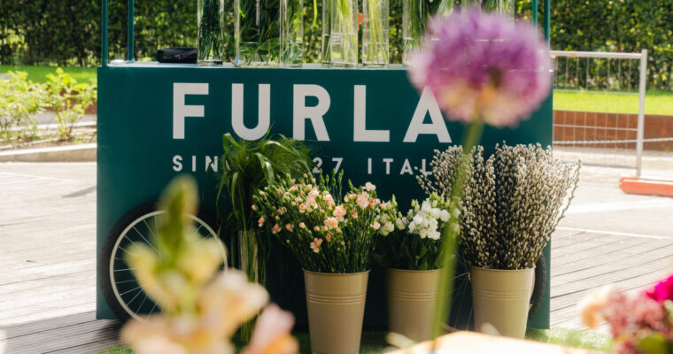 FURLA CELEBRA LA MILAN ART WEEK CON UNA EXPERIENCIA INMERSIVA QUE COMBINA MODA, NATURALEZA Y CREATIVIDAD, ABIERTA A LA CIUDAD.