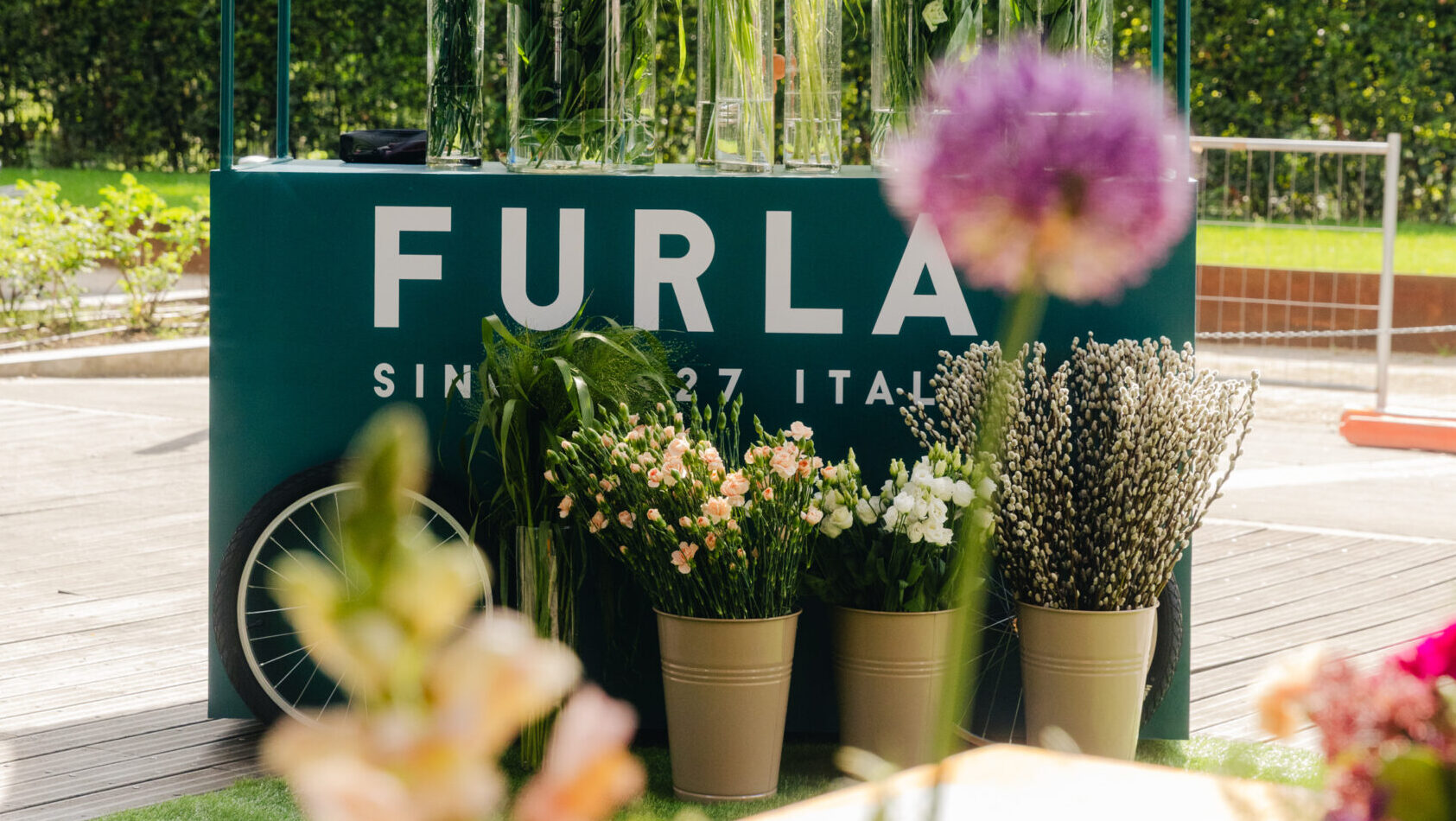 FURLA CELEBRA LA MILAN ART WEEK CON UNA EXPERIENCIA INMERSIVA QUE COMBINA MODA, NATURALEZA Y CREATIVIDAD, ABIERTA A LA CIUDAD.