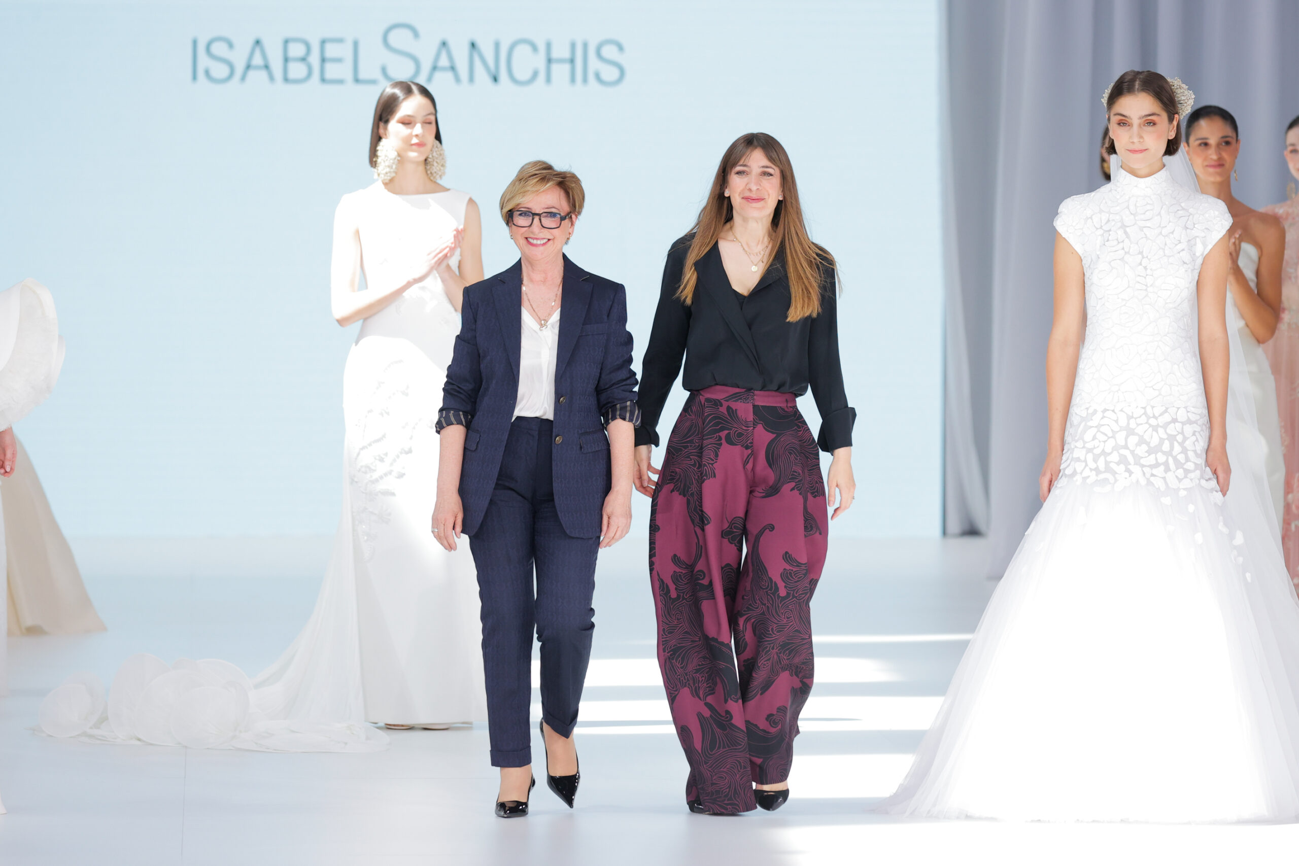 ISABEL SANCHIS BRILLA CON SU NUEVA COLECCIÓN NUPCIALCOLECCIÓN  BRIDAL 2027.